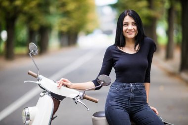 Gündelik kıyafeti scooter sokakta oturan genç moda kadın. Tatil turist kadının .
