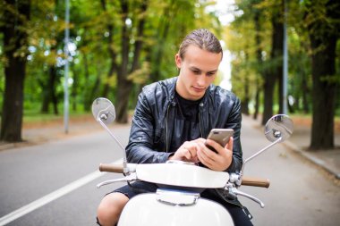 Tipik bir haber telefonda motosiklet üzerinde oturan yakışıklı adam
