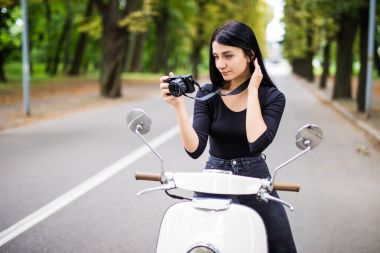 fotoğraf makinesi ile sürme motosiklet şehir sokak, fotoğraf çekimi, yaz Avrupa tatili, genç güzel hipster kadın seyahat.