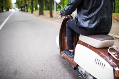 Hızlı sürüş. Genç adam scooter caddede sürüş portresi kapatın.