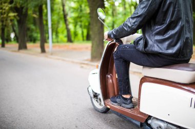 Hızlı sürüş. Genç adam scooter caddede sürüş portresi kapatın.