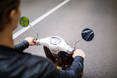 Yakışıklı delikanlı scooter ayna yansıması