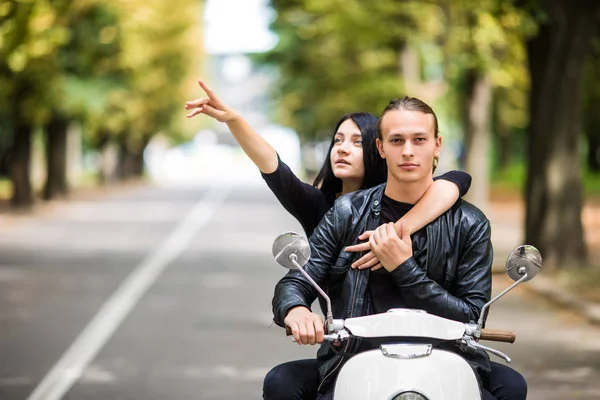 Güzel mutlu çift, sürme ve having fun elleri ve gülümseyen kadın işaret.