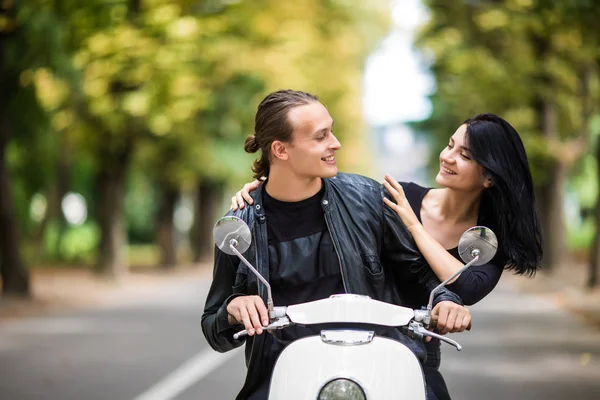 Mutlu özgür özgürlük Çift sürüş scooter yaz tatil tatile heyecanlı. Binmek scooter çift ve her diğer bak