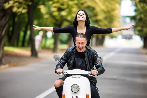 Feliz livre liberdade casal condução scooter animado em férias de verão férias . — Fotografia de Stock