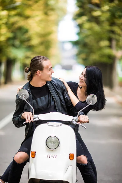 Mutlu özgür özgürlük Çift sürüş scooter yaz tatil tatile heyecanlı. Binmek scooter çift ve her diğer bak