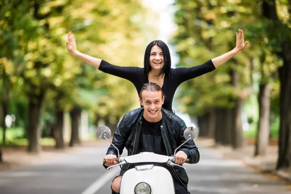 Birbirine aşık bir çift, motosiklet süren yakışıklı bir adam ve genç seksi bir kadın seyahati. Genç sürücüler yolculuklarında eğleniyorlar. Macera ve tatil kavramı.