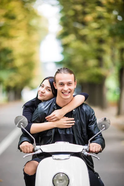 Çift bir motosiklet sürme seviyorum. Yakışıklı ve genç seksi kadın kucaklama seyahat.