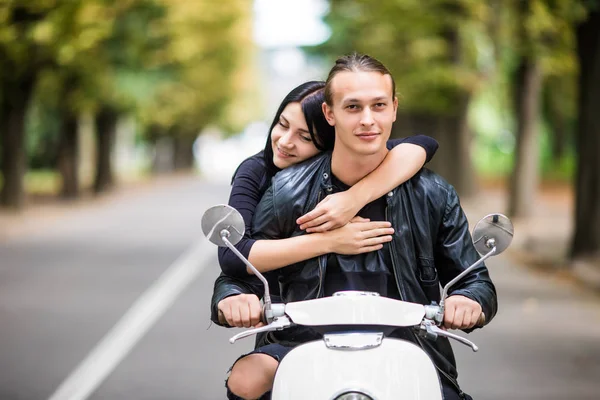 Влюбленная пара на мотоцикле. Красивый парень и молодая сексуальная женщина путешествуют обнимаются . — стоковое фото