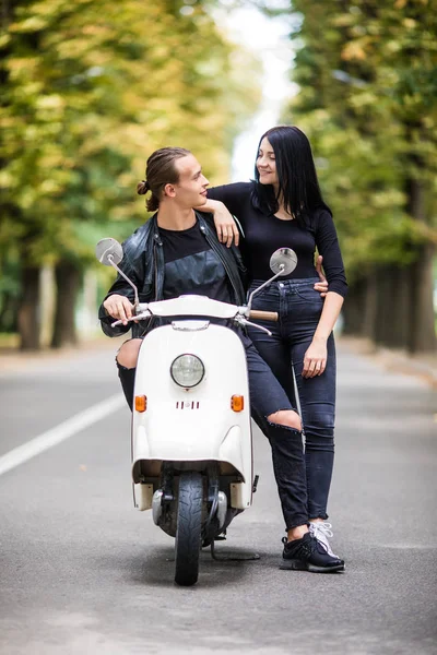 Motorla birlikte oturan ve possing şehir sokak üzerinde çift