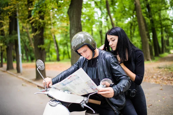Harita scooter yakınındaki açık havada tutan genç mutlu sevgi dolu Çift.