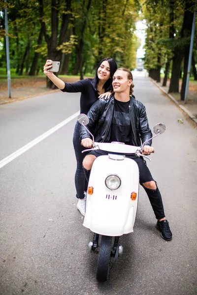 Genç çift turist şehir vintage bir scooter üzerinde,