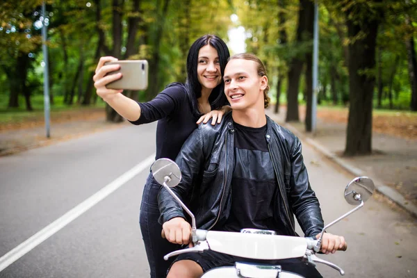 Genç çift bir şehirde güneşli bir günde sürme