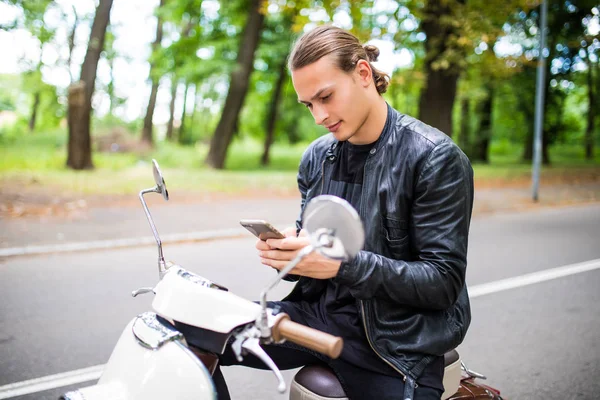 Tipik bir haber telefonda motosiklet üzerinde oturan yakışıklı adam