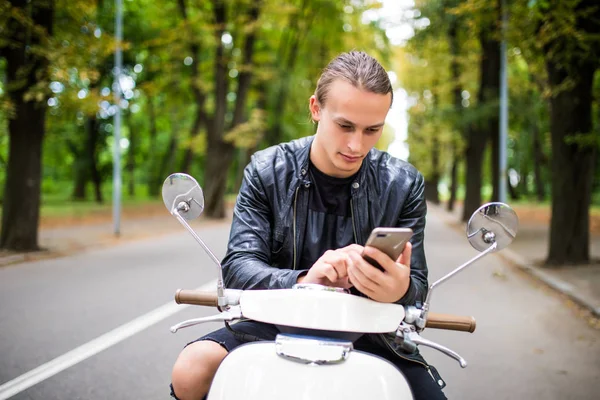 Tipik bir haber telefonda motosiklet üzerinde oturan yakışıklı adam
