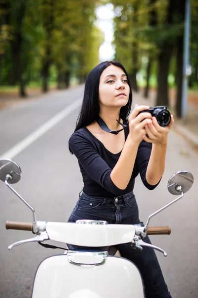 Kobieta młody piękny hipster jazda z aparatu fotograficznego na ulicy miasta motocykl, Robienie zdjęć, europe wakacje, Podróże. — Zdjęcie stockowe