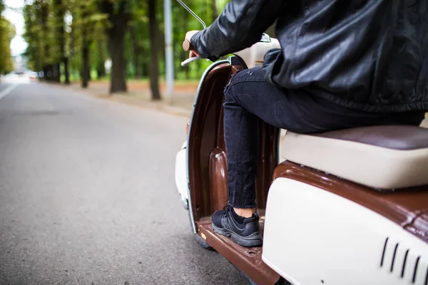 Hızlı sürüş. Genç adam scooter caddede sürüş portresi kapatın.