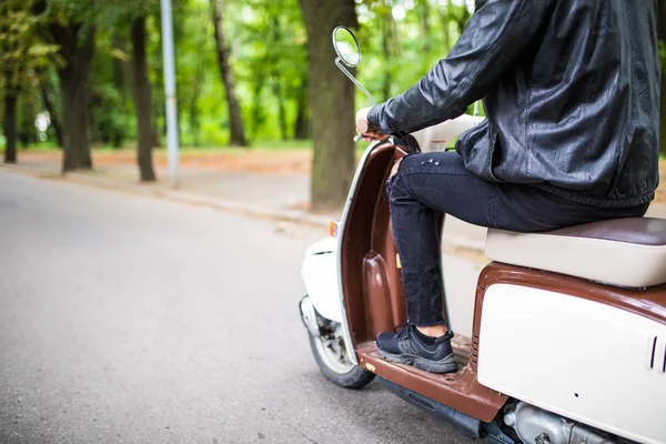 Hızlı sürüş. Genç adam scooter caddede sürüş portresi kapatın.