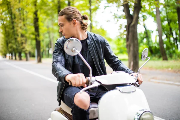 vintage bir scooter sürme ve geriye dönüp baktığımda caddenin ortasında şık genç adam