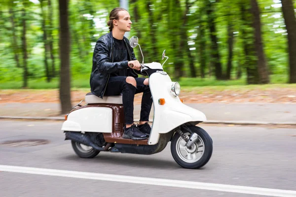 Bir motosiklet sürme gözlük yakışıklı adamla yan görünüm