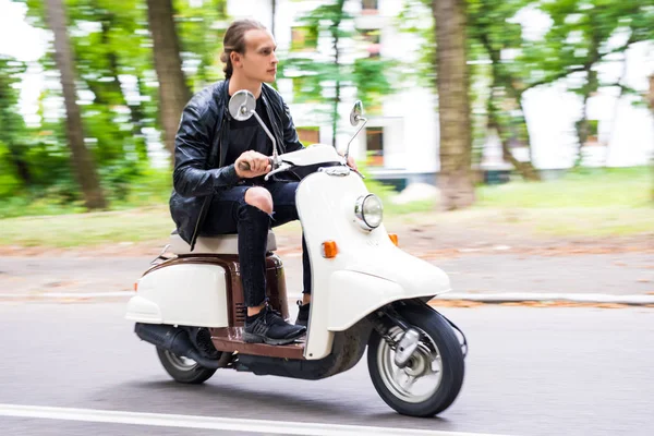 Bir motosiklet sürme gözlük yakışıklı adamla yan görünüm