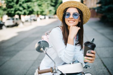Mutlu kız bahar güneş scooter üzerinde kahve, içecekler