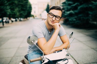 Neşeli genç adam Caddesi boyunca sürme güneş gözlüğü