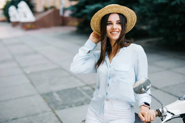 Mulher na moda jovem em roupa casual sentado em scooter na rua. Mulher turística desfrutando de férias — Fotografia de Stock