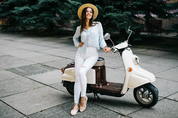 Çekici Bayan Kent, scooter üzerinde oturan sokak.