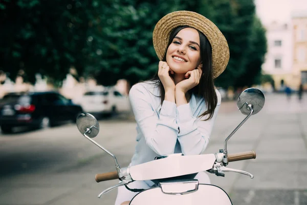 Jovem mulher bonita montando na rua da cidade da motocicleta, verão europa férias, viajar . — Fotografia de Stock