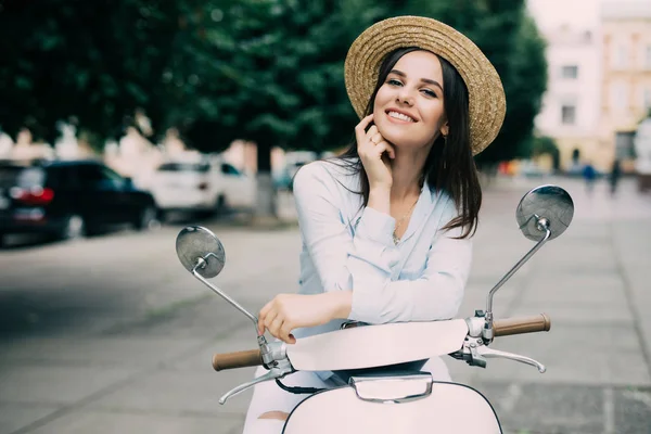 Cadde boyunca sürme ve ağız açık tutarak genç ve güzel bir kadın heyecanlı