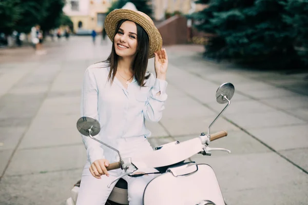 Jovem feliz ao ar livre pé perto de scooter. Câmera olhando . — Fotografia de Stock