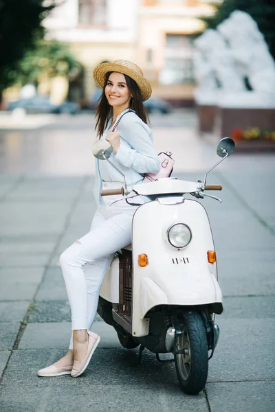 Joven hermosa mujer montando en moto calle de la ciudad, vacaciones de verano en Europa, viajar . —  Fotos de Stock