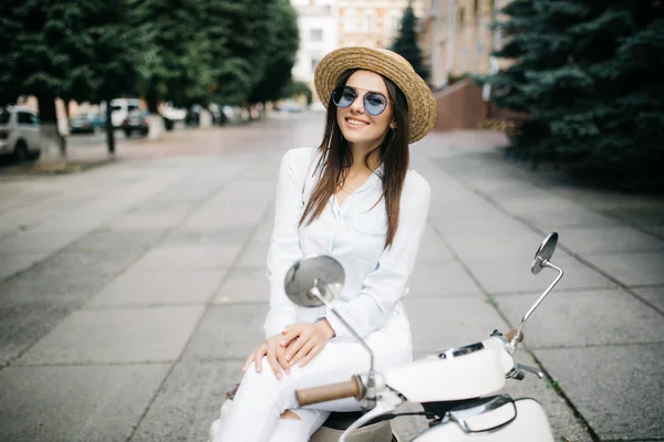 町の通りでスクーターを運転陽気な若い女性 — ストック写真
