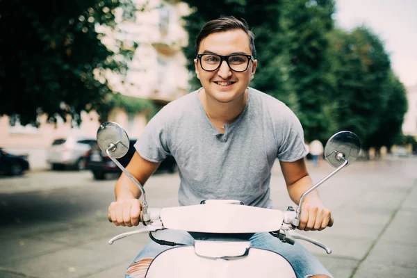 Neşeli genç adam Caddesi boyunca sürme güneş gözlüğü