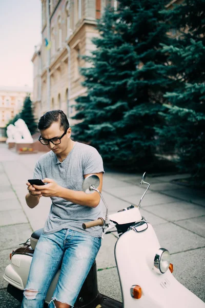 Tipik bir haber telefonda scooter üzerinde oturan yakışıklı mutlu adam