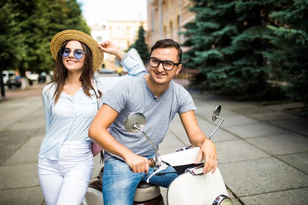 Jovem belo casal andando de moto cidade rua verão europa férias . — Fotografia de Stock