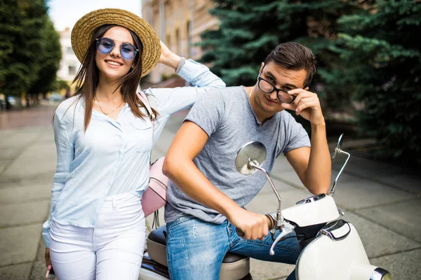 Unga vackra par ridning på motorcykel staden gatan sommarlovet Europa. — Stockfoto