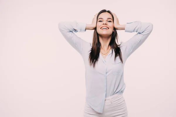 Gros plan portrait de jolies jeunes femmes mains sur la tête sur fond blanc — Photo