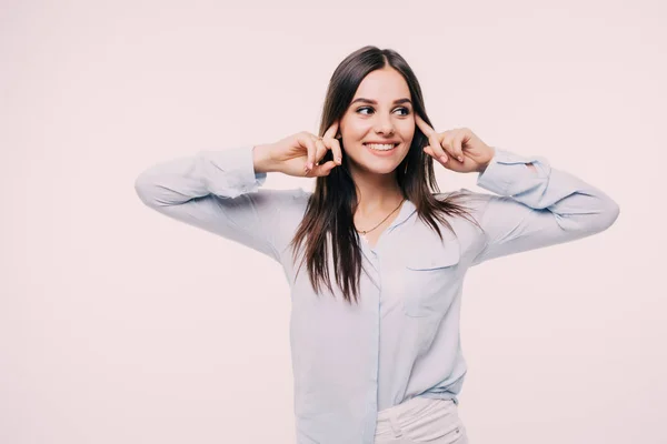 Une fille lui bouche les oreilles avec ses mains. Peur des sons forts et bruit fort désagréable sur blanc — Photo