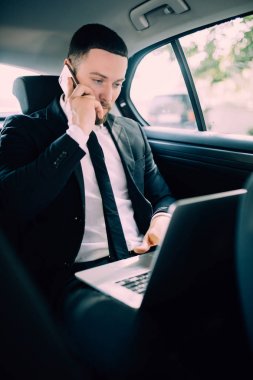 Onun laptop çalışma ve arabada otururken Evet yakışıklı genç işadamı