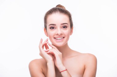 Genç kadın yüz portre sağlıklı deri ile