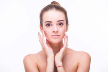Güzel bir kadın yüzü portre güzellik cilt bakım kavramı. Moda güzellik beyaz izole modeli