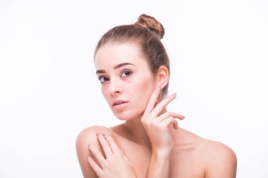 Temiz Taze Ciltli Güzel Genç Kadın kendi yüzüne dokunuyor. Yüz bakımı. Kozmetik, güzellik ve kaplıca .