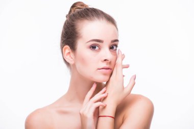 Temiz Taze Ciltli Güzel Genç Kadın kendi yüzüne dokunuyor. Yüz bakımı. Kozmetik, güzellik ve kaplıca .