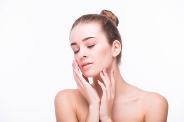 Temiz Taze Ciltli Güzel Genç Kadın kendi yüzüne dokunuyor. Yüz bakımı. Kozmetik, güzellik ve kaplıca .