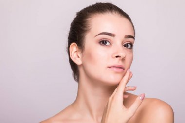Güzel kadın yüz yakın çekim yüz studio gri dokunmadan el