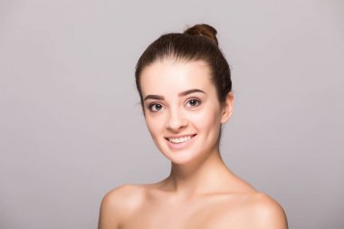 Güzel kadın yüz yakın çekim yüz studio gri dokunmadan el