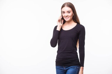 Neşeli genç kadın beyaz izole telefonda söz