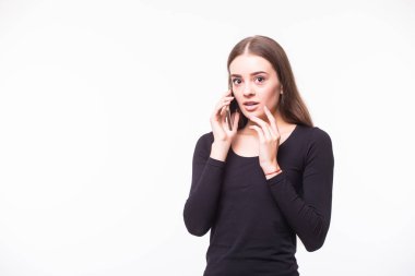 Neşeli genç kadın beyaz izole telefonda söz